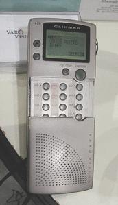 COMDEX FALLでも展示されていた、Varo Vision社の『Clickman』。アイオメガ社の超小型リムーバブルディスク『Click』をストレージとして利用する。MP3プレーヤーとボイスレコーダーとしての機能を持つ。 