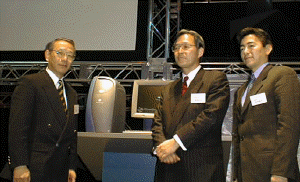 左よりインテル(株)の西岡郁夫会長、日本SGIの和泉法夫社長、マイクロソフト(株)の阿多親市常務取締役