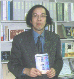 八幡書店の武田崇元代表取締役。八幡書店は、『竹内文献』や『秀真伝』といったいわゆる超古代史関連の書物や、古神道関連の書物などをメインに扱っている出版社。『霊界物語』は平成元年から通常の書籍でも発売している。