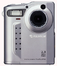 FinePixシリーズの最上位機種となる『FinePix2700』 (前面)。新たに電源連動レンズカバーが搭載された