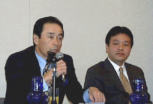 退任する菊池三郎代表取締役社長(左)と、新社長の安田誠氏(右) 