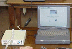 『伝の心』のシステム。ノートパソコンの左に見えるのがセンサー