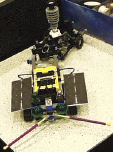ASCII24佐藤記者が製作した火星探査ロボット。先週の記事でも少し紹介したが、無事完成。触角が何かに触れると後退して方向転換し、前進する 