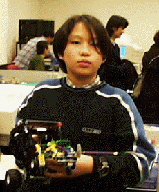 完成したロボットを見せる田坂君。「前輪がうまく機能せずに飾りになってしまったのが残念」 