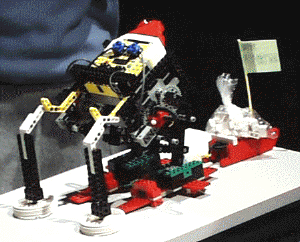 工学部学生の森永真弓さんが作ったスキーをするロボット。武藤先生のロボットをベースに作成された。一度目は無事坂を降りたが、二度目は転落して骨折してしまった 