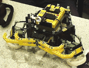 プロダクトデザイナーの金田泰久さんが作った、3つのホイールの回転により9つの動作をするロボット。「足やタイヤのないロボットを作りたかった」という。3つのホイールの回転により、ロボット自体が回転したり、とまったり、方向転換したりする。動作、コンセプトのユニークさに加え、堅牢な作りで完成度も高かった 