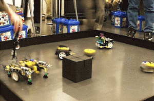 “参班”のロボットたち。真ん中で回転しているRCXの信号をキャッチして、それぞれのロボットが動き出す。ロボット同士でも信号のやりとりを行なう 