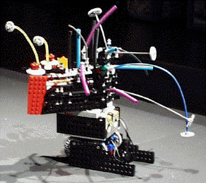 大学院生の鈴木国威さんが作った獅子舞風のダンスをするロボット。マイクを使用して、音声によるコマンドで踊りをコントロールする 