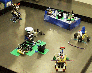 “MSTKA(マサタカ)班”のロボットがセッションを披露した。真ん中にある白い円盤を搭載したロボットが発する信号をもとに、それぞれのロボットが演奏やダンスを披露する。“♪おもちゃのちゃちゃちゃ”から“♪きらきらひかる”を演奏後、各ロボットのソロ演奏やダンスをするはずだったがなかなかうまくいかない 