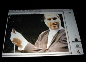 FireWireで接続したデジタルビデオを使ったデモ、ジョブズ氏の講演ではこのように自分の姿を映し出す事が多い 