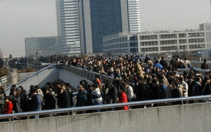 会場前の歩道橋は、入場を待つ参加者で埋め尽くされていた 