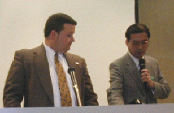 左がFarallon Communications社マーケティングディレクターのケン　ハッセ氏、右がディアイティ常務取締役の三橋薫氏 