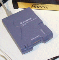 『SM-R1』はWindows/iMac両対応で、USBケーブルを付属する 