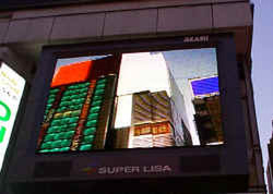 LAOX本店のSUPER LISAをはじめ、秋葉原の電気店店頭で上映されている“秋葉原TVプログラム”、これは中村政人氏の作品『RGB』