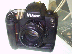 ニコンが開発中の新型一眼レフデジタルカメラ。厳重にケースにしまわれていた 