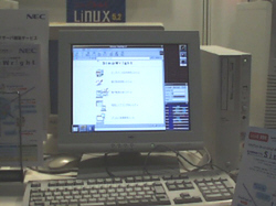 日本電気(株)のブースでは、『Express5800』シリーズでLinuxを見ることができた 