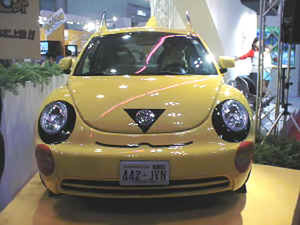 新型ビートルを改造した“Pikachu Car”。もともとアメリカで、テレビアニメのポケットモンスターを宣伝するために使用されていたもの。おもちゃショーにあわせ、日本に1台運んできたたそうだ