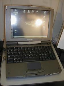 米サムスンエレクトロニクス社も"iZZi"というブランドでWindows CE機を投入。Palm-size PC『iZZi Palm』とHandheld PC『iZZi Pro』の2機種を展示していた。ヨーロッパとアメリカで今年の第2四半期中に発売するという 