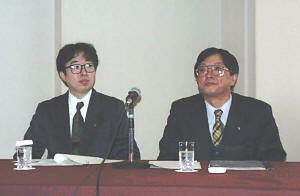 小澤邦一室長(右)と水谷研治技師 