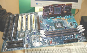 マザーボード上のチップセットはAMD製、K7そのものは、AMDで初めてのマルチプロセッサー動作が可能な製品だが、このチップセットではシングル動作しかサポートされない。写真では見えないが、チップには"ES"(Engineering Sample)の文字が 