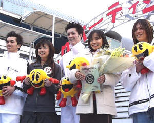右から塩谷さん、市川さん、三塚和夫さん、佳子さん、孝史さん。三塚さんたちは3姉弟として参加、受賞となった 