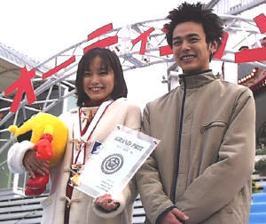 市川さんと第1回グランプリの妻夫木聡さん(右)