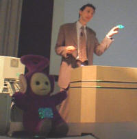 教育サイトにも人気キャラクターの影響は不可欠と語るAuckland氏。会場ではテレタビーズのキャラクタ人形が配られた