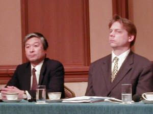 日本IBMの堀田一芙取締役(左)と、インテル(株)のジョン・アントン取締役副社長(右)