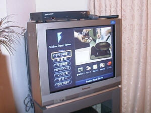 リビングに置かれたNCTVとTV。TVを見ながらネットサーフィンが可能