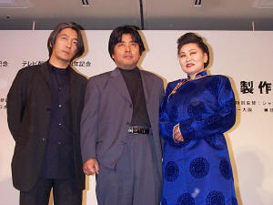 左から坂本龍一氏、村上龍氏、ボーカルのシャリーン・チメドツェイェ氏