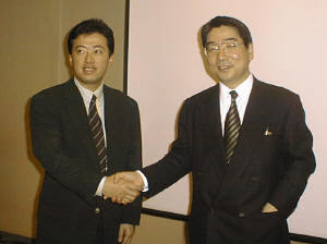 ソースの松田憲幸代表取締役社長(左)とネットワークアソシエイツの加藤孝博代表取締役社長(右) 