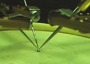 検査用のプローブで動作確認している球面集積回路