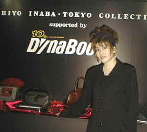 DynaBookを愛用しているという稲葉みちよ氏。DynaBookの男っぽいところが気になっていて、自分の欲しかったバッグをデザインしたという