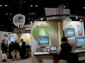 マイクロソフトのブースに設けられた“Windwos 2000 Ready OEMs”には、東芝やユニシスなどPCメーカー各社のWindows 2000プリインストールマシンが展示された
