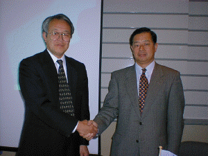 日立建機エンジニアリングのビジネスソリューション事業部長、樋口浩一氏(左)と、ファイヤー・ポンド・ジャパンの新造宗三郎社長