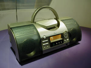 日本ビクターの受信機。ラジカセ風な雰囲気だが、やはり中央にアンテナがあるデザイン 