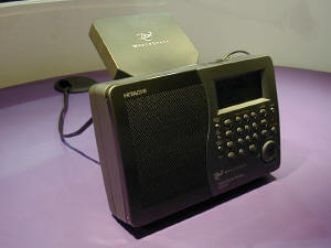 日立製の受信機。短波ラジオに似た雰囲気を持つ。いずれの受信機もデータポートを装備しており、パソコンに接続することができる 