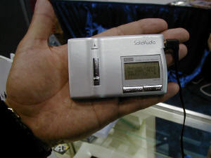 SolidAudioの試作機。手の大きさと比べるとコンパクトさが理解できる。中央のスライドボタンはスマートメディアを取り出すためのもの 