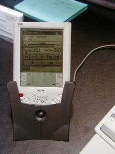 クレードルはパソコンとの接続のためだけに使用する。画面に表示されているのは、ボイスメモ機能