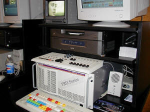 DiskCamの編集装置。中央のシルバーのデバイスが相変化光ディスクの読み取り装置
