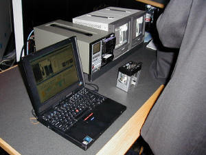 ディスクパックを専用のアダプタに装着して中央のEditcamStationと呼ばれる読み取り・書き込みデバイスに装着。ノートパソコンでも編集作業ができる 