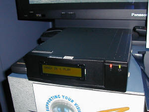 松下電器のハードディスクレコーダー。AV用のハードディスクを使用している。背面にはIEEE1394があり、デジタルSTBと接続されている 