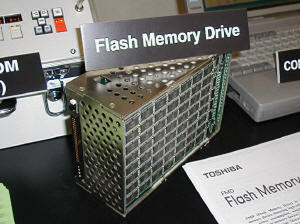 東芝のフラッシュメモリーデバイス。サイズ的には5インチのHDDと同じ。これで2.2GBの容量がある 