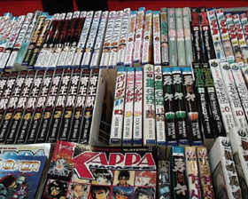 日本が世界に誇る文化“マンガ”。各出版社ブースには、人気マンガの海外版も展示されている。寄生獣の右隣のコミックは『頭文字D』ハングルバージョン。とりあえず“D”だけ分かる