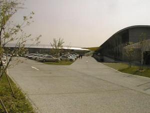 MVLリサーチセンターのあるテクノプラザ。建物は斜面に作られた独特のデザインで、上空から見るとVの字を描いている 