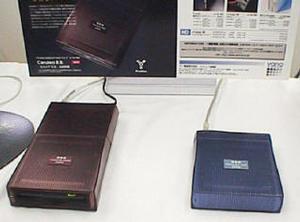 FireWire対応の外付けHDドライブとMOドライブ。左が『Cerulea R.B. 640MB』、右が『Cerulea B.B. 4GB/10GB』