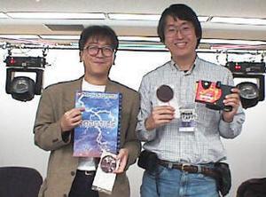 左は大阪電気通信大学助教授の魚井宏高氏。右は、Mac&Newtonエバンジェリストの大谷和利氏。大谷氏が左手で持っているのが、“リサイクルを前提とした使い切りポラロイドカメラ”