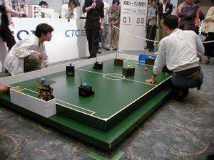 準優勝の近畿大学と名古屋工学院専門学校の対戦。手前のキーパーは独自のカメラを搭載して画像認識を行なっている 