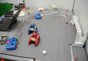 サッカーロボット用のリモコン装置とフィールド。将来のロボカップ Jr.のプラットフォームのひとつになる可能性もある