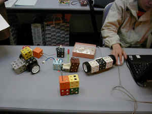 システムワットのROBOCUBE。機能ブロックの組み合わせでロボットを作成する 